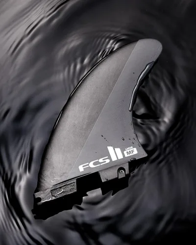 Vista 5 de FCS II Mick Fanning Neo Carbon - Tres aletas grandes de carbono, color negro y carbón, diseñadas para potencia, velocidad y respuesta rápida, ideal