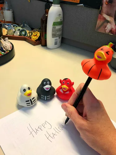 Vista 5 de Funiverse Paquete de 24 patos de goma para Jeep de Halloween, surtido – Perfecto para truco o trato o bolsa de regalos para fiestas
