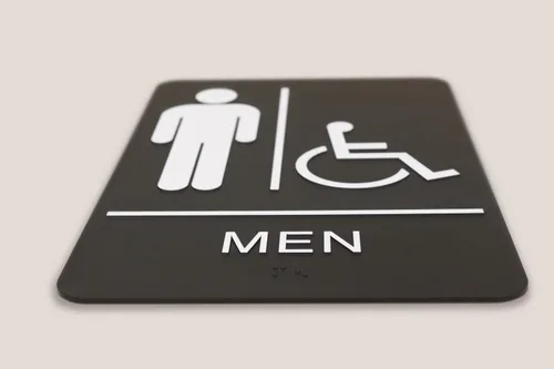Vista 4 de Headline Letrero con texto en inglés "Ada", símbolo táctil accesible para hombres/sillas de ruedas, plástico, 6 x 9, negro/blanco