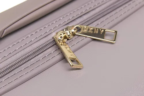 Vista 4 de DKNY 25" vertical con 8 ruedas giratorias, Arcilla, 25" vertical con 8 ruedas giratorias