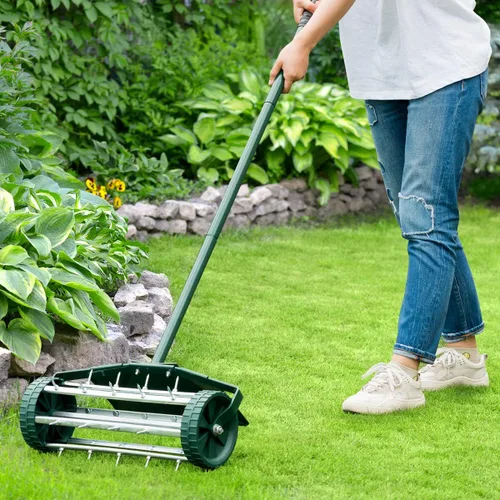 Vista 7 de Goplus Aireador de césped rodante, 18 pulgadas para jardín y patio, con púas de empuje giratorias, para aireación de suelo, herramienta de aireación