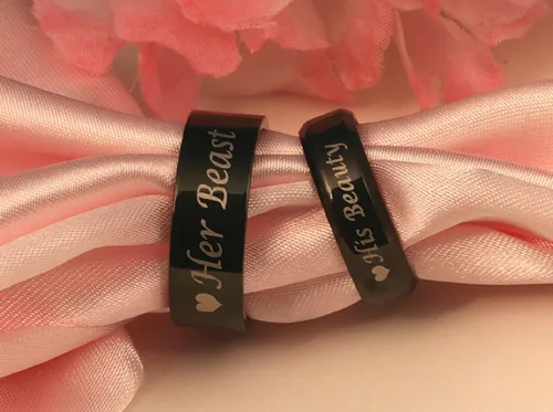 Vista 4 de Blowin His BeautyHer Beast Love - Anillo de compromiso de acero inoxidable negro con corazón
