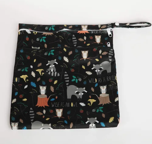 Vista 3 de Wet Bag - Bolsa de pañales de tela para bebé, reutilizable, lavable, con dos bolsillos con cremallera (mapache animal)
