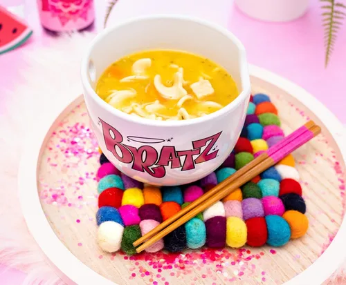 Vista 6 de Silver Buffalo Bratz - Tazón de cerámica para ramen con palillos con Cloe, Jade, Yasmin y Sasha, 20 onzas