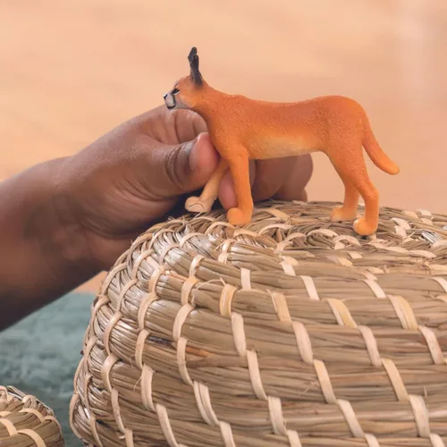 Vista 2 de Schleich Wild Life - Figura de juguete realista de caracal femenina, juguete de animal auténtico y altamente detallado, duradero para la educación