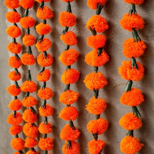 Vista 9 de Desi Favors Guirnaldas de caléndula naranja de 6 pies Guirnalda de flores artificiales Decoración de boda india Hosuewarming, guirnaldas