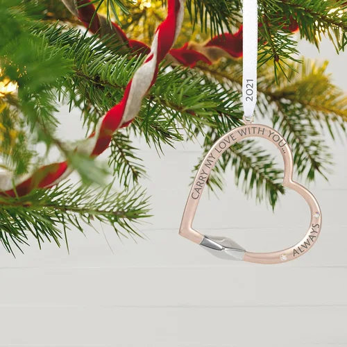 Vista 6 de Hallmark Keepsake Adorno navideño 2021, mosquetón con forma de corazón Carry My Love