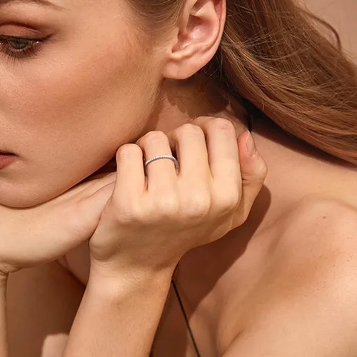 Vista 5 de Diamday Anillo en X chapado en oro de 14 quilates con circonita cúbica brillante apilable, anillos de boda con diamantes de imitación cruzados