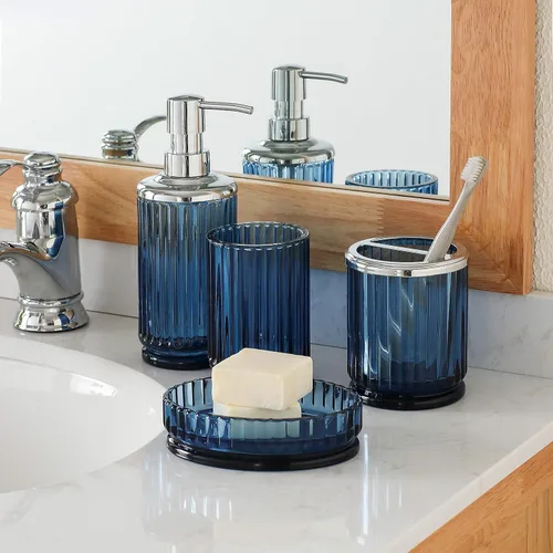 Vista 3 de Juego de 4 accesorios de baño de vidrio azul pesado con patrón decorativo prensado, incluye dispensador de jabón de mano, vaso, jabonera y soporte