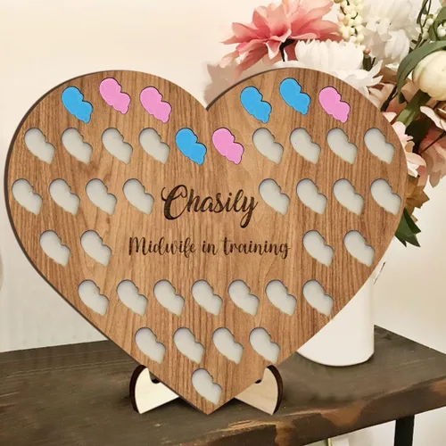 Vista 2 de Contador de nacimiento personalizado para estudiantes partera con 50 espacios para bebés, tablero de madera en forma de corazón