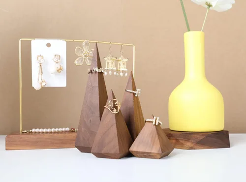 Vista 5 de GemeShou Soporte de anillo de madera pequeño de nogal, 4 piezas para vender anillos de madera para joyería Cono de soporte de anillo pirámide