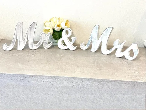 Vista 9 de Letrero de madera con texto en inglés "Mr & Mrs" para decoración de boda para mesa de recepción de novios. Letras de madera para centros de mesa