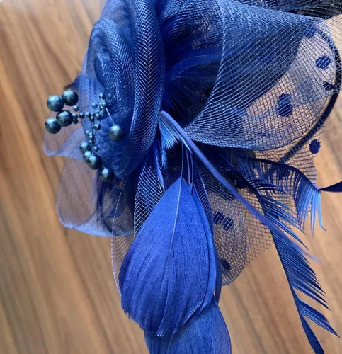 Vista 4 de Fascinators - Pinza para el pelo con plumas de cóctel, con 1 par de guantes de encaje negro