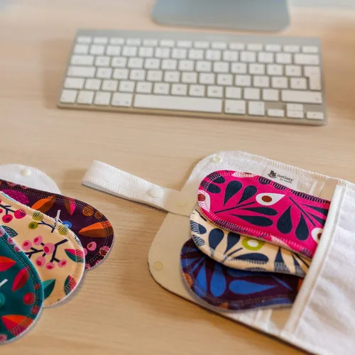 Vista 3 de Bolsa húmeda con doble bolsillo; mantén las almohadillas frescas en un lado, usa las del otro; almacenamiento perfecto para pantimedias sanitarias