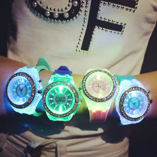 Vista 3 de CdyBox Reloj de silicona brillante para mujeres y hombres, luces LED luminosas coloridas relojes deportivos para niñas y niños (paquete de 6)
