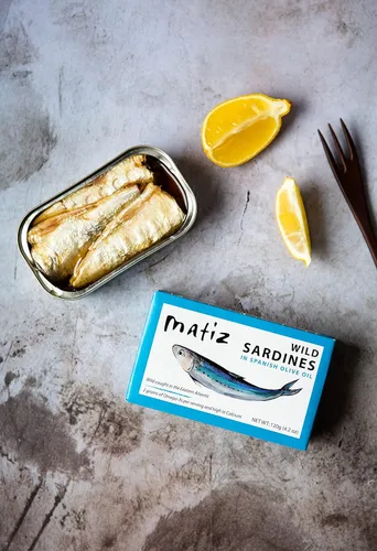 Vista 5 de Matiz Sardinas en Aceite de Oliva, Lata de 4.2 Onzas (Paquete de 5) Pescado Natural Silvestre Capturado Gourmet Español para Tapas, Aperitivos