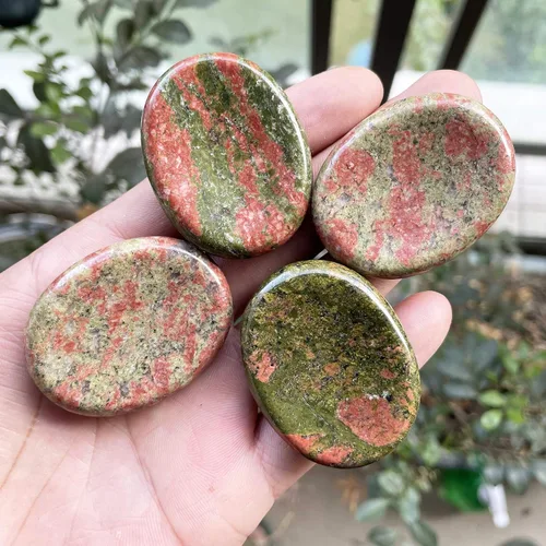 Vista 4 de Fekuar Piedra Natural de Cristal Unakita para el Pulgar, Piedra de Bolsillo Tallada a Mano para Alivio del Estrés y Meditación, en Forma Ovalada