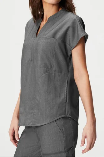 Vista 5 de Fabletics Camiseta médica Evolve de 3 bolsillos para mujer con un ajuste de gran tamaño, MotionTech, elástica en 4 direcciones, resistente a