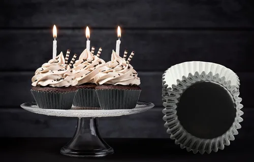 Vista 6 de Forros para cupcakes de papel de aluminio negro, 100 tazas de papel metálico para hornear para fiestas de cumpleaños, bodas o baby showers