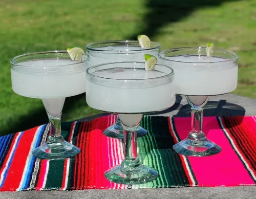 Vista 2 de Dos Sueños Vidrio soplado a mano mexicano – Juego de 4 vasos de margarita natural soplado a mano (16 onzas)