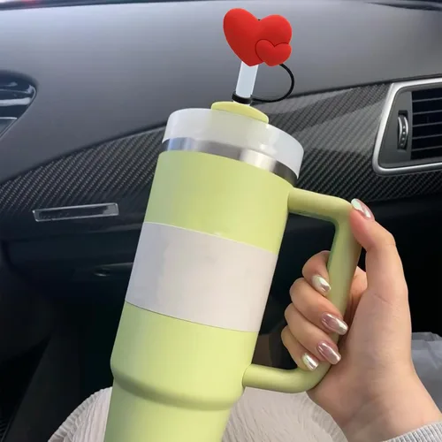 Vista 7 de Accesorios de copa para vaso Stanley de 40 onzas y 30 onzas con asa, adornos de paja rosa intenso, tapa de cubierta de corazón, fundas de paja roja
