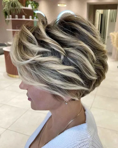 Vista 8 de Aisaide Peluca Corta de Corte Pixie Gris Platino con Flequillo de Cortina Bob para Mujeres - Peluca Sintética con Raya Lateral Despeinada