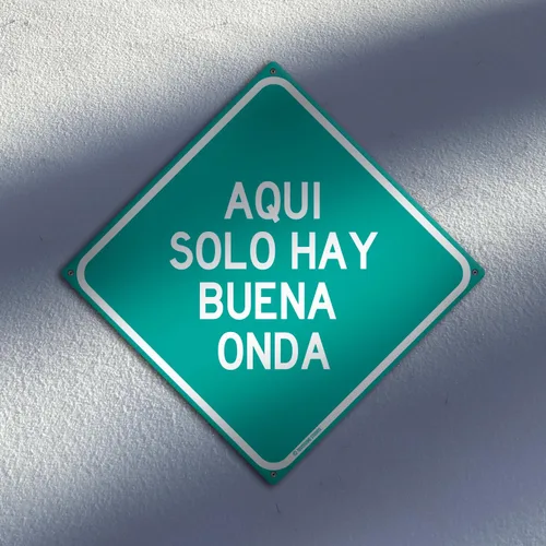 Vista 2 de Aquí Solo Hay Buena Onda Divertido Cartel de Estaño de Humor Mexicano en Español 30 cm x 30 cm (BuenaOnda)