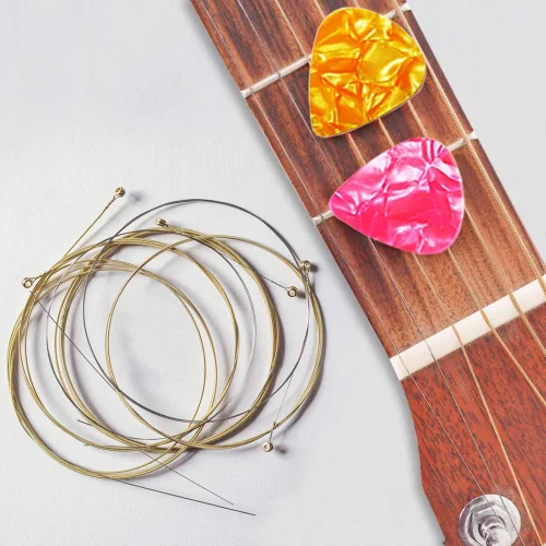 Vista 5 de Paquete de 3 cuerdas de guitarra acústica (oro, latón, multicolor) con púas de guitarra de celuloide, kit de bobinadora de cuerdas