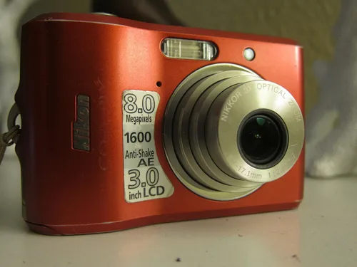 Vista 2 de Nikon Coolpix L18 - Cámara digital de 8 MP con zoom óptico 3x (rojo rubí)