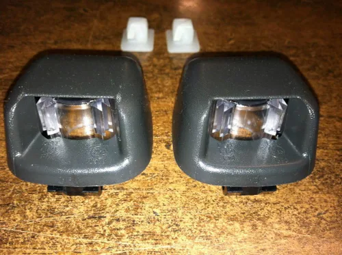 Vista 2 de Nissan Nuevo OEM 2006-2012 Xterra Conjunto de lámpara de matrícula trasera (2 lámparas)