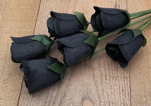 Vista 5 de 6 rosas de madera negras medio abiertas para manualidades, ramos personalizados y otros proyectos. 16 colores para elegir. Negro