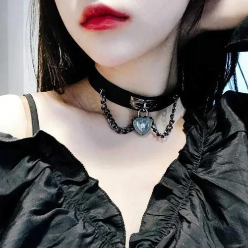 Vista 2 de YERTTER Gargantilla de piel sintética con corazón gótico para mujer, collar punk rock, ajustable, collar negro, gargantilla para cosplay