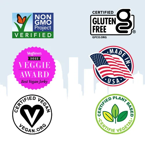 Vista 4 de Louisville Vegan Jerky - Carne vegana y vegetariana de pimienta negra ahumada, 0.67 oz de proteína de soja sin OMG, 310 calorías por bolsa