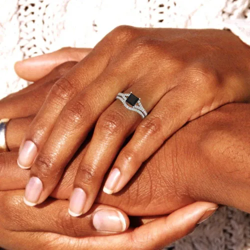 Vista 5 de Anillo de compromiso de ónix negro natural con grabado personalizado de corte princesa de 2.01 quilates para boda, juego de novia curvado, oro