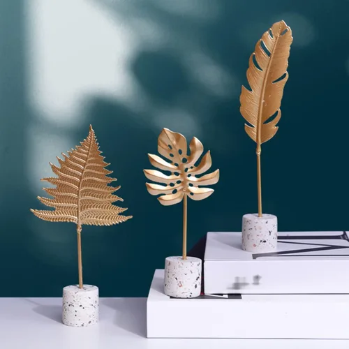 Vista 2 de ARTIBETTER Escultura de mesa artificial de hojas rústicas sin Monstera, adornos dorados, gabinete de oficina, estatua hawaiana, escritorio