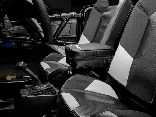 Vista 3 de SuperATV Almacenamiento de armas con reposabrazos para Polaris RZR 900/1000 / Turbo Compartimento con cerradura 2 llaves incluidas Exterior