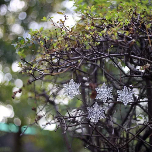 Vista 3 de ToBeIT 20 carámbanos acrílicos colgantes para árbol de Navidad y 10 copos de nieve acrílicos para árboles de Navidad, paquetes de regalo