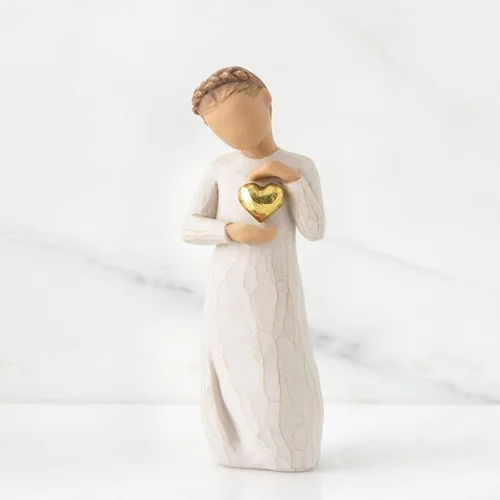Vista 2 de Willow Tree Keepsake, Guardado para siempre en el corazón, figura sosteniendo un corazón de hoja de oro, una expresión de amor y cuidado