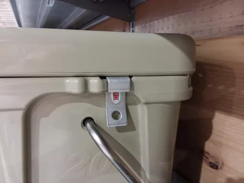 Vista 4 de CodyCo Soporte de seguridad para RTIC 20 Cooler Overbend con Master Python 6' Cable Lock