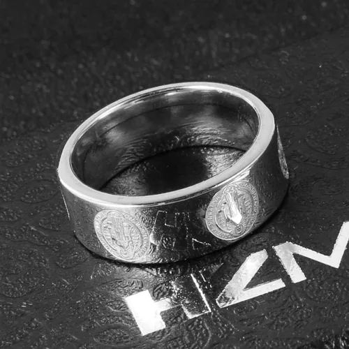Vista 3 de HZMAN Anillo de exorcismo de San Benito para hombre de acero inoxidable cruz católica romana protección de demonios cazador de fantasmas oro y plata