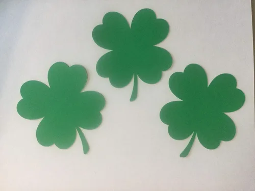 Vista 4 de Trébol de cuatro hojas troqueladas con recortes de trébol de papel verde, trébol troquelado, decoración del día de San Patricio, decoración de aula