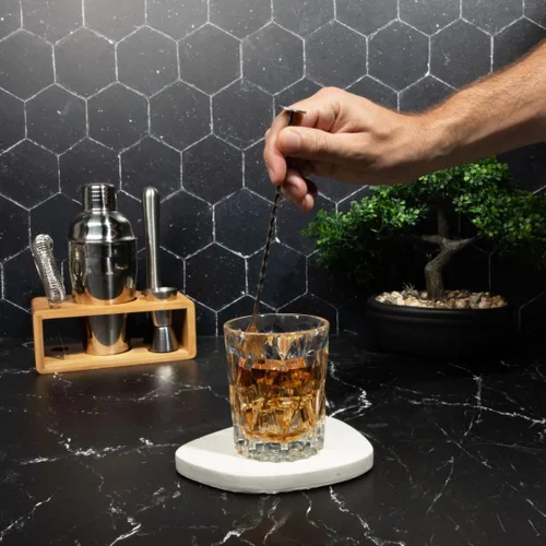 Vista 4 de Juego de coctelera prémium con soporte de bambú, kit de herramientas de barra de 4 piezas, juego de barman de acero inoxidable con coctelera