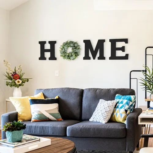 Vista 7 de Cartel colgante de madera con letras en inglés «HOME» (Hogar) con corona de eucalipto artificial para la letra «O», decoración de pared estilo Negro