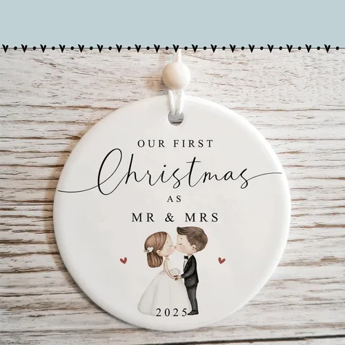 Vista 8 de Adorno de Navidad con texto en inglés "Our First Christmas Just Married", regalo de boda único para recién casados, adorno de Navidad de Mr & Mrs