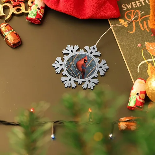 Vista 5 de El cardenal rojo se sienta en una rama de pino en el invierno, adornos de Navidad de copo de nieve de metal, patrón de pájaro cardenal, regalo