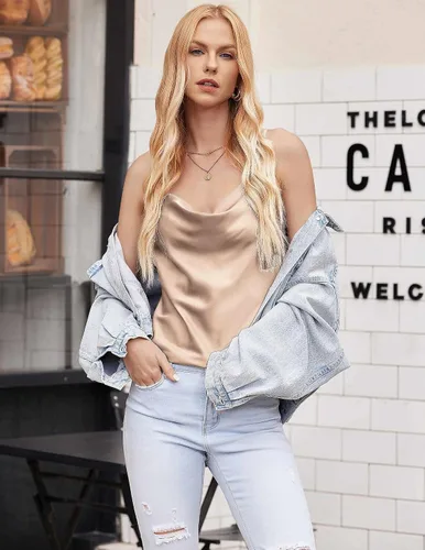 Vista 3 de Ekouaer Camiseta sin mangas de satén con cuello vuelto para mujer, camisola sedosa suelta sin mangas, blusa básica de satén para mujer