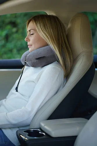 Vista 2 de Almohada terapéutica de viaje Travelrest, viscoelástica, de felpa, con cobertura de microfibra lavable, se engancha al equipaje, Memory Foam, Azul