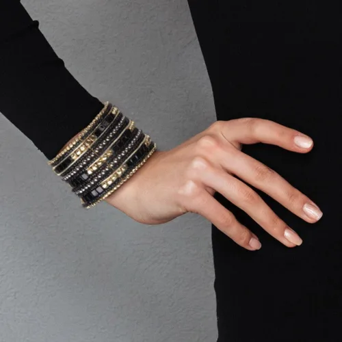 Vista 6 de SPUNKYsoul Boho Cuff Bracelets, Women Adjustable Stackable Beaded Accessory Cubo negro y dorado "Blake