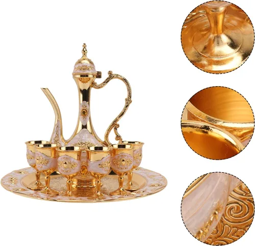 Vista 8 de PRETYZOOM Juego de decantador de vino pequeño decorativo con bandeja, tazas de vino de metal dorado y maceta para regalos de boda y decoración