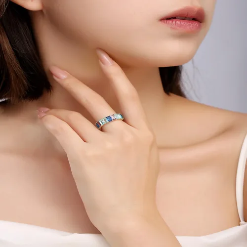 Vista 3 de Anillo de eternidad con piedras preciosas creadas AAA de corte esmeralda, chapado en oro amarillo de 18 quilates